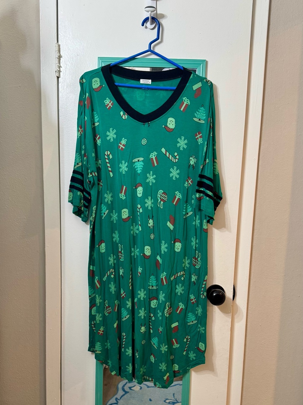 Source Unknown Green Holiday Print Nightshirt with Black Trim